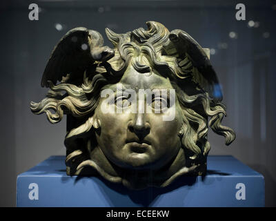 Rome. L'Italie. Museo Nazionale Romano. Palais Massimo alle Terme. Décoratifs en bronze tête de Méduse de Caligula's ship Banque D'Images