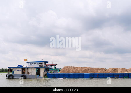 Bateau cargo surchargé - Delta du Mekong, Vietnam Banque D'Images