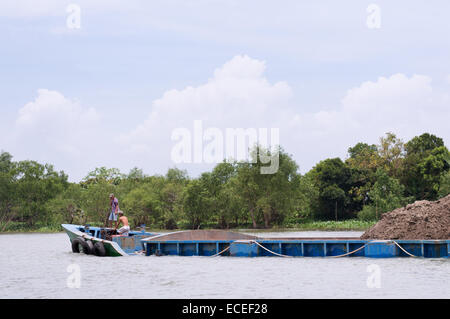 Bateau cargo surchargé - Delta du Mekong, Vietnam Banque D'Images