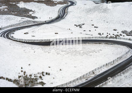 High Peak, Derbyshire, Royaume-Uni .12e Décembre 2014. Les chutes de neige fraîche et des vents forts sur High Peak Derbyshire le long d'un serpent57 Col ,Mam Tor,et Edale . Credit : IFIMAGE/Alamy Live News Banque D'Images