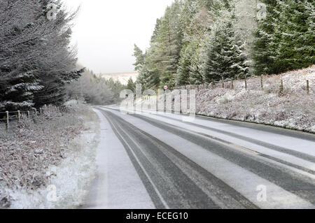 High Peak, Derbyshire, Royaume-Uni .12e Décembre 2014. Les chutes de neige fraîche et des vents forts sur High Peak Derbyshire le long d'un serpent57 Col ,Mam Tor,et Edale . Credit : IFIMAGE/Alamy Live News Banque D'Images