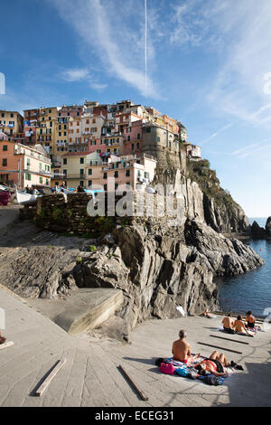 Le village de Manarola à Cinque Terre. Riviera italienne. Banque D'Images