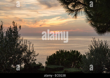 Coucher du soleil (Manarola au Cinque Terre. Italie) Banque D'Images