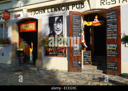 République tchèque, Prague. John Lennon Pub. Le pub est situé près du mur John Lennon. Le mur est un symbole de la liberté depuis les années du communisme. Il est situé dans Mala Strana. Banque D'Images