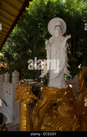 Statue de Bodhisattva Avalokitesvara, Hsi Lai Temple, ville de Hacienda Heights, Los Angeles County, Californie Banque D'Images