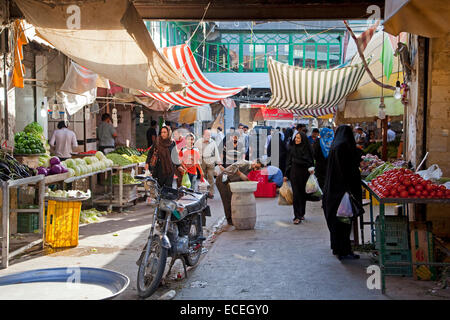 Les Iraniens l'achat d'aliments au marché de légumes de la ville de Gorgan / Gurgan, Province de Golestan, Iran Banque D'Images