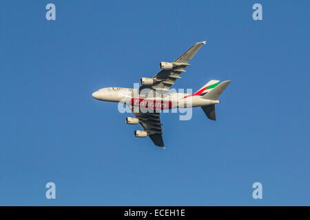 Airbus A380 d'Emirates - le plus gros avion de mondes - monte dans un ciel bleu clair Banque D'Images