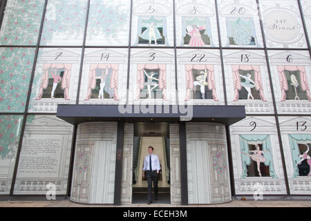 Londres, Royaume-Uni. Dec 12, 2014. Coutts Bank, The Strand, façade de Noël 2014 photo montre la Coutts Bank façade Noël conçu et illustré par l'artiste Kerry Citron, inspiré par Casse-noisette et tous les personnages qui disposent en elle, le Strand, Coutts Bank Façade Noël 2014, Londres, Angleterre, Royaume-Uni Crédit : Jeff Gilbert/Alamy Live News Banque D'Images