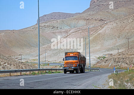 Camion sur l'autoroute depuis Mashhad au Turkménistan à travers le désert de Karakoum en Iran Banque D'Images