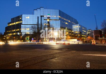 Immeuble de bureaux à l'angle de l'Euston Road et Hampstead Road à Londres, Angleterre Banque D'Images