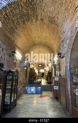 IZMIR, TURQUIE - 21 juillet 2014 : dans le vieux bazar Kizlaragasi où a été construit en 1744 et l'un des plus populaires tra Banque D'Images