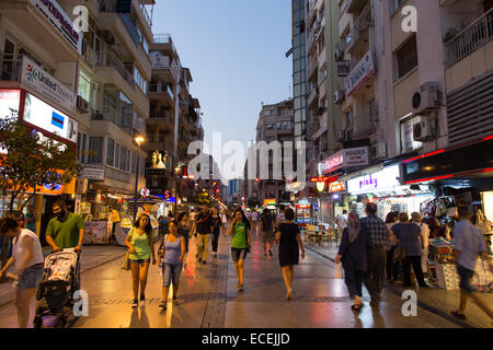 IZMIR, TURQUIE - 21 juillet 2014 : Les gens de l'Avenue 33 Osmangazi où est l'un de la destination la plus populaire pour le shopping et e Banque D'Images