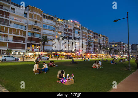 IZMIR, TURQUIE - 21 juillet 2014 : les gens sur l'herbe à côté d'Izmir où Kordon est l'un des plus populaires de destination pour facilement acessible Banque D'Images