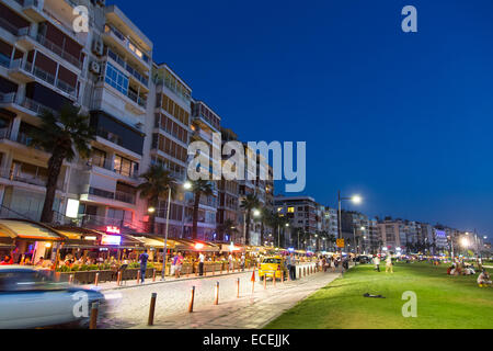 IZMIR, TURQUIE - 21 juillet 2014 : les gens sur l'herbe à côté d'Izmir où Kordon est l'un des plus populaires de destination pour facilement acessible Banque D'Images