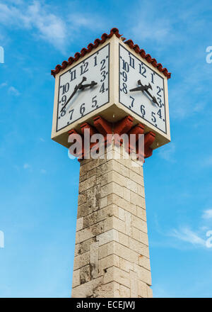 Vieille tour de l'horloge dans le Pirée, Grèce avec ciel bleu en arrière-plan Banque D'Images