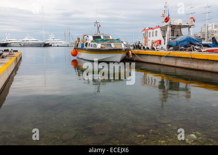 Vue partielle de Zea Marina port avec bateaux de pêche ancrés le long des rives en Grèce Banque D'Images