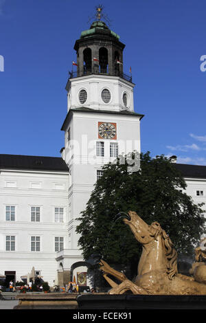 Residenzplatz Salzbourg, Autriche. Statue équestre et d'un fragment de Grand fontaine Banque D'Images