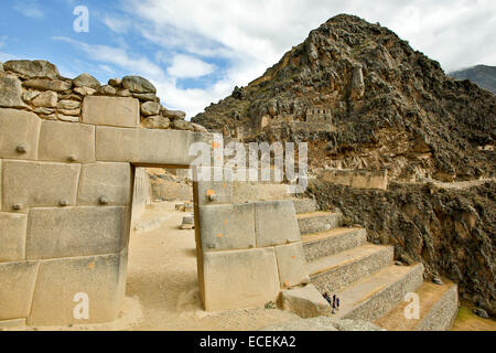 Porte de la dix les alcôves, secteur d'alcôves, les dix terrasses agricoles et hill, Ollantaytambo ruines Incas, Urubamba, Pérou Banque D'Images