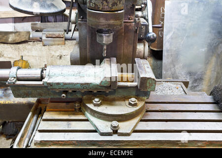 Percer des vieux boring machine fermer jusqu'à l'atelier de serrurerie Banque D'Images