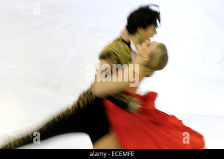Barcelone, Espagne. Dec 12, 2014. Kaitlyn Weaver et Andrew Poje, de performance du Canada à la compétition de danse sur glace danse court à la ISU Grand Prix of Figure Skating Final & Junior Grand Prix à Barcelone, Espagne, le 12 décembre 2014. Credit : Pau Barrena/ZUMA/Alamy Fil Live News Banque D'Images