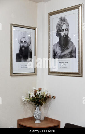 Haïfa, Israël. 12 Décembre, 2014. Portraits de la communauté musulmane ahmadie et fondateurs du Khilafat affiché dans la mosquée dans le quartier Kababir. La Communauté Ahmadiyya est une secte de l'Islam, fondée au 19e siècle, qui fait la promotion de la paix entre les nations et s'oppose à la contrainte religieuse. La ville est le foyer de la Foi Baha'i World Centre, ses magnifiques jardins et mausolée ainsi qu'Israël est que la communauté musulmane Ahmadiyya. Credit : Alon Nir/Alamy Live News Banque D'Images