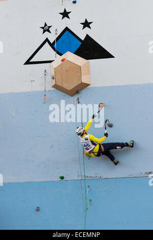 Bozeman, au Montana, aux Etats-Unis. 12 Déc., 2014. Kevin Huser de Suisse, un grimpeur a dit d'avoir un brillant avenir, participe à la mens laisse grimper partie de la Fédération internationale de l'escalade et l'Alpinisme Ice Climbing World Cup à Bozeman, au Montana, aux Etats-Unis. Les activités se poursuivent jusqu'à samedi. Banque D'Images