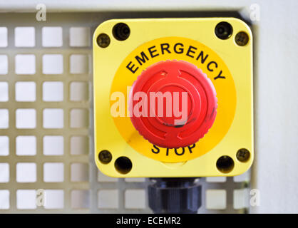 Le bouton-poussoir d'arrêt d'urgence rouge close up Banque D'Images