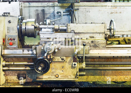 Vue avant du vieux métal machine de tour en atelier tournant Banque D'Images