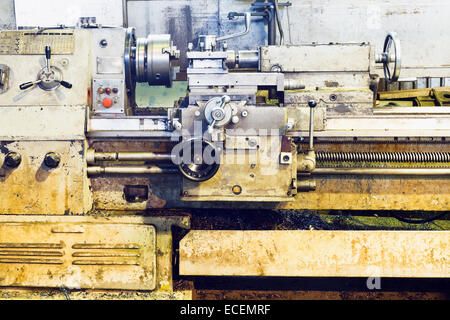 Vue avant du vieux metalworking machine de tour en tournerie Banque D'Images