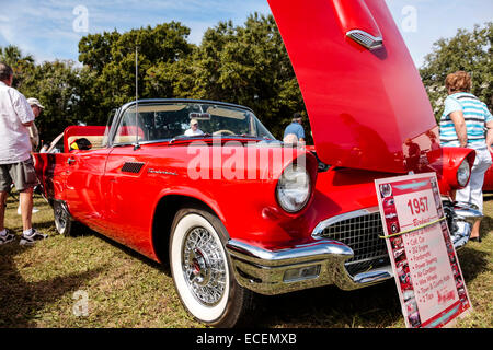 1957 Ford Thunderbird voiture décapotable rouge sur l'affichage à un véhicule ancien show de S. Florida Banque D'Images