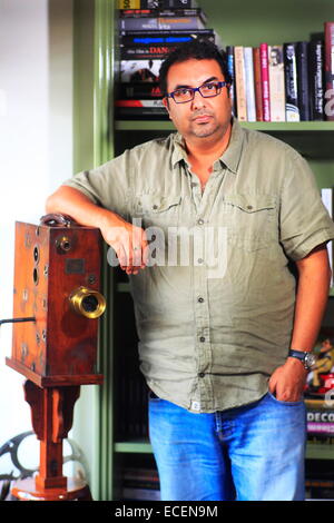 Mumbai, Inde. 14Th Nov, 2014. SHIVENDRA SINGH DUNGARPUR est un cinéaste, archiviste et restaurateur de films est le fondateur de la Fondation du patrimoine cinématographique. Classic films indiens des années 50 comme Raj Kapoor et Awara du Guru Dutt's Kaagaz ke Phool, suscité Shivendra Singh Dungarpur amoureux de cinéma lorsqu'il était un garçon grandissant dans les années 70.Aujourd'hui, un cinéaste Dungarpur, basée à Mumbai, les craintes que l'Inde est riche patrimoine du cinéma, ces beaux vieux films et beaucoup d'autres classiques qui ont égayé de lui et des millions d'autres personnes Ð sont à risque d'être perdus à jamais si des mesures urgentes ne sont pas prises pour Banque D'Images