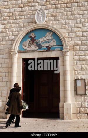 Haïfa, Israël. 12 Décembre, 2014. Les préparatifs de Noël sont perturbées par de soudaines des arrangements funéraires à la Cathédrale Saint Elias de la catholiques melkite. La ville est le foyer de la Foi Baha'i World Centre, ses magnifiques jardins et mausolée ainsi qu'Israël est que la communauté musulmane Ahmadiyya. Credit : Alon Nir/Alamy Live News Banque D'Images