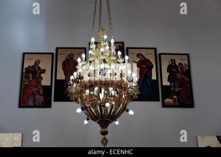 Haïfa, Israël. 12 Décembre, 2014. Les préparatifs de Noël sont perturbées par de soudaines des arrangements funéraires à la Cathédrale Saint Elias de la catholiques melkite. La ville est le foyer de la Foi Baha'i World Centre, ses magnifiques jardins et mausolée ainsi qu'Israël est que la communauté musulmane Ahmadiyya. Credit : Alon Nir/Alamy Live News Banque D'Images