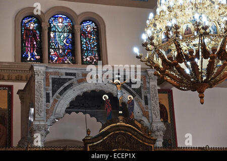 Haïfa, Israël. 12 Décembre, 2014. Les préparatifs de Noël sont perturbées par de soudaines des arrangements funéraires à la Cathédrale Saint Elias de la catholiques melkite. La ville est le foyer de la Foi Baha'i World Centre, ses magnifiques jardins et mausolée ainsi qu'Israël est que la communauté musulmane Ahmadiyya. Credit : Alon Nir/Alamy Live News Banque D'Images