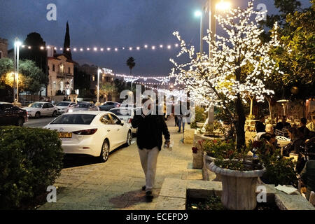 Haïfa, Israël. 12 Décembre, 2014. Boulevard Ben Gourion, au coeur de la colonie allemande, est décorée dans l'esprit de Noël. La colonie allemande fut fondée au 19ème siècle par l'Allemand Templers qui venaient d'établir une communauté chrétienne en Terre Sainte. Credit : Alon Nir/Alamy Live News Banque D'Images