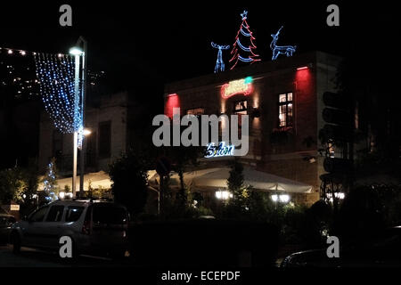 Haïfa, Israël. 12 Décembre, 2014. Boulevard Ben Gourion, au coeur de la colonie allemande, est décorée dans l'esprit de Noël. La colonie allemande fut fondée au 19ème siècle par l'Allemand Templers qui venaient d'établir une communauté chrétienne en Terre Sainte. Credit : Alon Nir/Alamy Live News Banque D'Images