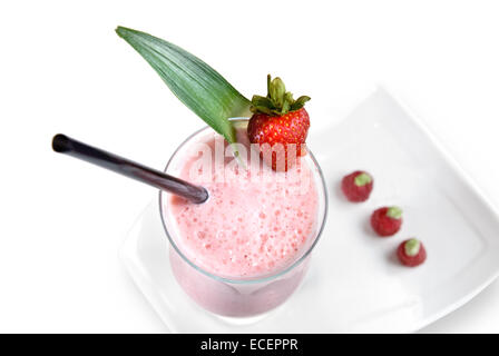 Strawberry milkshake isolated on white Banque D'Images