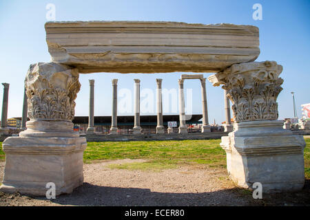 Colonnes et des ruines dans Agora de Smyrne avec colonnes à partir de la 4e siècle BC Izmir Turquie 2014 Banque D'Images