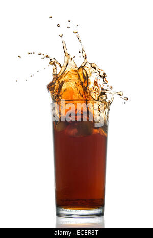 Belle touche de cola en verre isolé sur fond blanc Banque D'Images