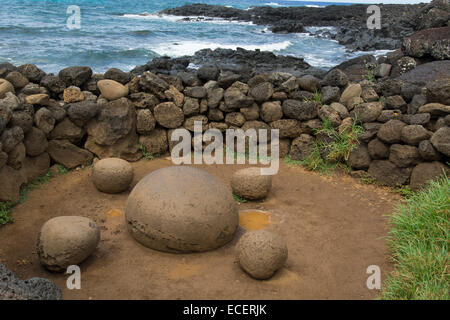 Le Chili, l'île de Pâques. Te Pito Kura, Rapa Nui NP. Naturellement historique pierre magnétique ovale, appelé "nombril de la terre", Banque D'Images