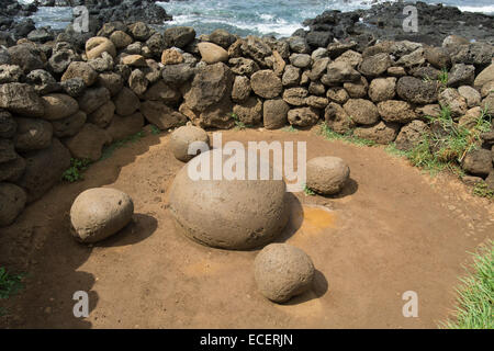 Le Chili, l'île de Pâques. Te Pito Kura, Rapa Nui NP. Naturellement historique pierre magnétique ovale, appelé "nombril de la terre", Banque D'Images