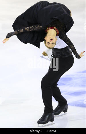 Barcelone, Espagne. Dec 12, 2014. Couple de patinage GABRIELLA PAPADAKIS et GUILLAUME CIZERON de France performance à la compétition de danse sur glace danse court à la ISU Grand Prix of Figure Skating Final & Junior Grand Prix à Barcelone. Credit : Pau Barrena/ZUMA/Alamy Fil Live News Banque D'Images