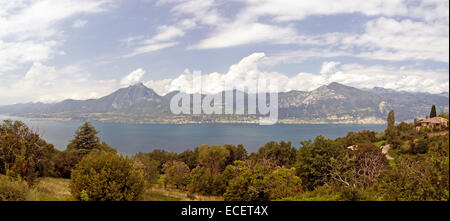 Vue panoramique sur le lac de Garde depuis les collines autour de Banque D'Images