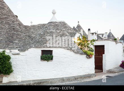 Trulli, les vieilles maisons typiques à Alberobello dans les Pouilles, en Italie. Banque D'Images