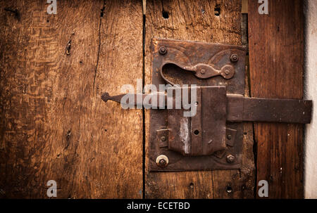 Ancienne serrure d'une porte de bois dans des trulli Alberobello, Italie Banque D'Images