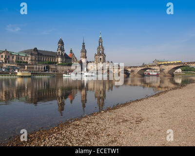 Dresde cathédrale de la Sainte Trinité aka Sanctissimae Trinitatis Kathedrale Hofkirche à Dresde Allemagne vu de l'Elbe riv Banque D'Images