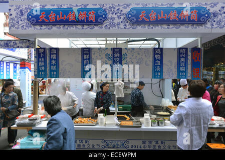 Les employés préparent la nourriture à un kiosque de Chenghuang Miao populaires de la vieille ville de Shanghai Banque D'Images