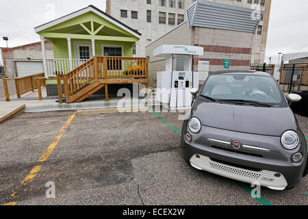Detroit, Michigan - Un véhicule électrique relié à un chargeur rapide à courant continu. Banque D'Images