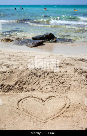 Coeur dessiné dans le sable de plage de Baia Verde près de Gallipoli, Salento, Italie Banque D'Images