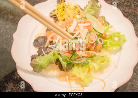 Salade de saumon aigre et épicée avec des légumes et de fines herbes, stock photo Banque D'Images